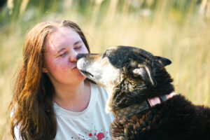 Czy marzyłeś kiedyś o psie pełnym radości i energii? Poznaj Bieguna – niezwykłego, genialnego i łagodnego towarzysza, który wniesie w Twoje życie mnóstwo pozytywnej energii! Biegun, mimo swoich 8 lat, jest wulkanem radości i idealnym przyjacielem dla osób kochających ruch i przygody! ✔️ Aktywny Kompan: Uwielbia spacery, bieganie i każdą chwilę na świeżym powietrzu. ✔️ Łagodny gigant: Ma wspaniałą, pogodną duszę. ✔️ Przyjaciel: Świetnie dogaduje się z innymi psami i potrafi chodzić na smyczy. Otwórz przed nim swoje serce, a zyskasz towarzysza, który z radością wyruszy z Tobą na każdą wyprawę!