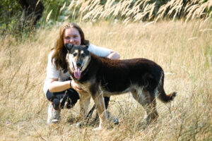 Czy marzyłeś kiedyś o psie pełnym radości i energii? Poznaj Bieguna – niezwykłego, genialnego i łagodnego towarzysza, który wniesie w Twoje życie mnóstwo pozytywnej energii! Biegun, mimo swoich 8 lat, jest wulkanem radości i idealnym przyjacielem dla osób kochających ruch i przygody! ✔️ Aktywny Kompan: Uwielbia spacery, bieganie i każdą chwilę na świeżym powietrzu. ✔️ Łagodny gigant: Ma wspaniałą, pogodną duszę. ✔️ Przyjaciel: Świetnie dogaduje się z innymi psami i potrafi chodzić na smyczy. Otwórz przed nim swoje serce, a zyskasz towarzysza, który z radością wyruszy z Tobą na każdą wyprawę!