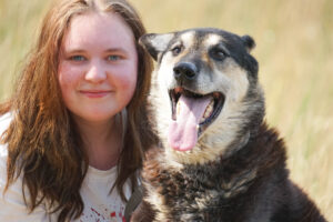 Czy marzyłeś kiedyś o psie pełnym radości i energii? Poznaj Bieguna – niezwykłego, genialnego i łagodnego towarzysza, który wniesie w Twoje życie mnóstwo pozytywnej energii! Biegun, mimo swoich 8 lat, jest wulkanem radości i idealnym przyjacielem dla osób kochających ruch i przygody! ✔️ Aktywny Kompan: Uwielbia spacery, bieganie i każdą chwilę na świeżym powietrzu. ✔️ Łagodny gigant: Ma wspaniałą, pogodną duszę. ✔️ Przyjaciel: Świetnie dogaduje się z innymi psami i potrafi chodzić na smyczy. Otwórz przed nim swoje serce, a zyskasz towarzysza, który z radością wyruszy z Tobą na każdą wyprawę!