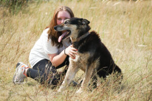 Czy marzyłeś kiedyś o psie pełnym radości i energii? Poznaj Bieguna – niezwykłego, genialnego i łagodnego towarzysza, który wniesie w Twoje życie mnóstwo pozytywnej energii! Biegun, mimo swoich 8 lat, jest wulkanem radości i idealnym przyjacielem dla osób kochających ruch i przygody! ✔️ Aktywny Kompan: Uwielbia spacery, bieganie i każdą chwilę na świeżym powietrzu. ✔️ Łagodny gigant: Ma wspaniałą, pogodną duszę. ✔️ Przyjaciel: Świetnie dogaduje się z innymi psami i potrafi chodzić na smyczy. Otwórz przed nim swoje serce, a zyskasz towarzysza, który z radością wyruszy z Tobą na każdą wyprawę!