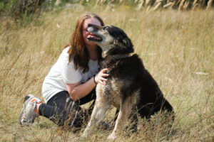 Czy marzyłeś kiedyś o psie pełnym radości i energii? Poznaj Bieguna – niezwykłego, genialnego i łagodnego towarzysza, który wniesie w Twoje życie mnóstwo pozytywnej energii! Biegun, mimo swoich 8 lat, jest wulkanem radości i idealnym przyjacielem dla osób kochających ruch i przygody! ✔️ Aktywny Kompan: Uwielbia spacery, bieganie i każdą chwilę na świeżym powietrzu. ✔️ Łagodny gigant: Ma wspaniałą, pogodną duszę. ✔️ Przyjaciel: Świetnie dogaduje się z innymi psami i potrafi chodzić na smyczy. Otwórz przed nim swoje serce, a zyskasz towarzysza, który z radością wyruszy z Tobą na każdą wyprawę!