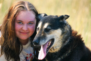 Czy marzyłeś kiedyś o psie pełnym radości i energii? Poznaj Bieguna – niezwykłego, genialnego i łagodnego towarzysza, który wniesie w Twoje życie mnóstwo pozytywnej energii! Biegun, mimo swoich 8 lat, jest wulkanem radości i idealnym przyjacielem dla osób kochających ruch i przygody! ✔️ Aktywny Kompan: Uwielbia spacery, bieganie i każdą chwilę na świeżym powietrzu. ✔️ Łagodny gigant: Ma wspaniałą, pogodną duszę. ✔️ Przyjaciel: Świetnie dogaduje się z innymi psami i potrafi chodzić na smyczy. Otwórz przed nim swoje serce, a zyskasz towarzysza, który z radością wyruszy z Tobą na każdą wyprawę!