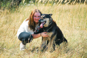 Czy marzyłeś kiedyś o psie pełnym radości i energii? Poznaj Bieguna – niezwykłego, genialnego i łagodnego towarzysza, który wniesie w Twoje życie mnóstwo pozytywnej energii! Biegun, mimo swoich 8 lat, jest wulkanem radości i idealnym przyjacielem dla osób kochających ruch i przygody! ✔️ Aktywny Kompan: Uwielbia spacery, bieganie i każdą chwilę na świeżym powietrzu. ✔️ Łagodny gigant: Ma wspaniałą, pogodną duszę. ✔️ Przyjaciel: Świetnie dogaduje się z innymi psami i potrafi chodzić na smyczy. Otwórz przed nim swoje serce, a zyskasz towarzysza, który z radością wyruszy z Tobą na każdą wyprawę!